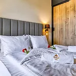 Zloty Horyzont Vip - Glowny Budynek - Z Basenem, Silownia, Grota Solna, Bawialnia I Restauracja By Royal Aparts شقة شكلارسكا بوريبا