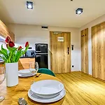 شقة Zloty Horyzont Vip - Glowny Budynek - Z Basenem, Silownia, Grota Solna, Bawialnia I Restauracja By Royal Aparts *