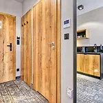 شقة Zloty Horyzont Vip - Glowny Budynek - Z Basenem, Silownia, Grota Solna, Bawialnia I Restauracja By Royal Aparts